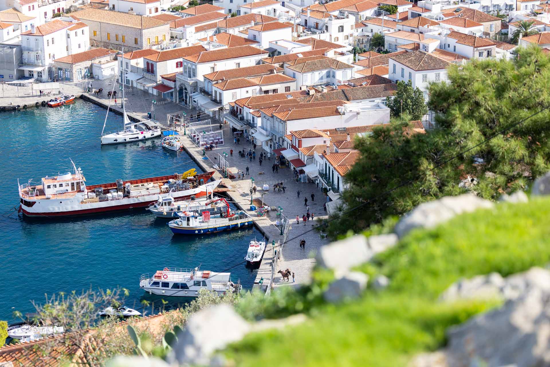 Maisons de pierre s’élevant autour du port d’Hydra avec des bateaux dans le golfe Saronique